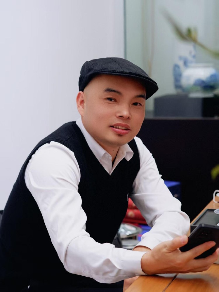 劉祖英（國瓷紅葉畫院研究員）